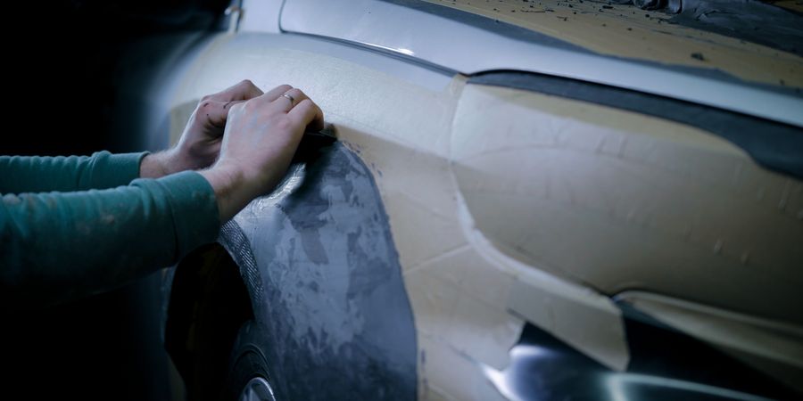 Foto wie jemand an einem Fahrzeug-Prototyp arbeitet | Zentrales Anlaufmanagement