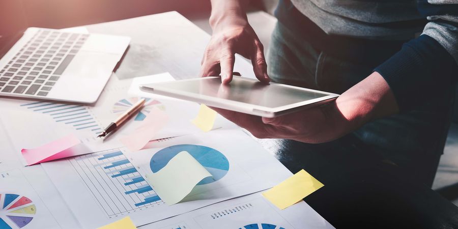 Foto einem Tablet gehalten von einem Mensch | Vorserie & Anlaufmanagement