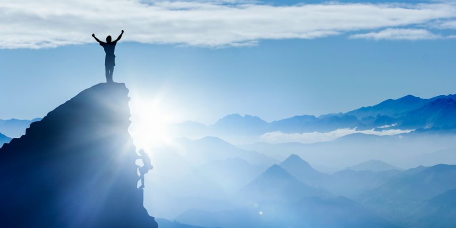 Foto von Bergsteiger auf Gipfel bei Nebel