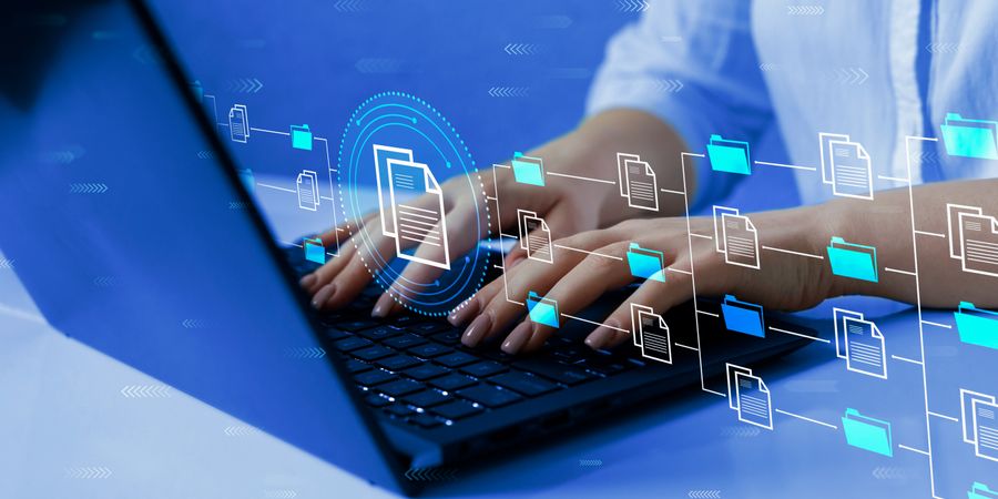 KI-generiertes Bild von Händen an einem Laptop mit digitaler Ordnerstruktur | Digitalisierung & Digital Leadership