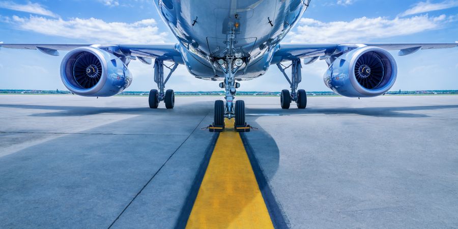Foto eines Flugzeugs auf Startbahn | Anlaufmanagement