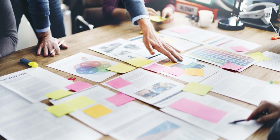 Foto von Arbeitsblättern ordentlich verteilt auf Schreibtisch | Geschäftsprozessmanagement