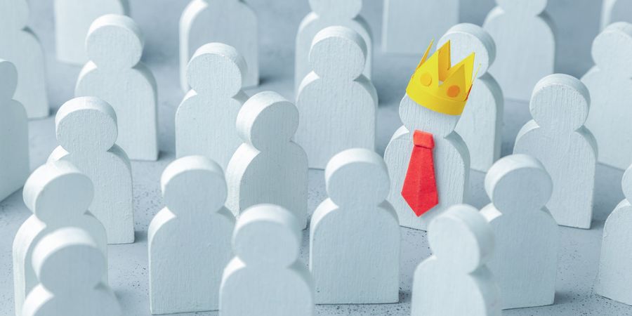 Foto von Männchen als Figuren, einer trägt Krone und Krawatte | Leadership & Führungskräfte