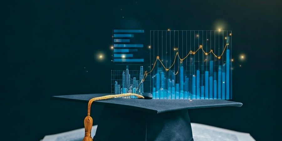 KI-generiertes Bild eines aufgeschlagenen Buchs mit Absolventenkappe und Analysen darauf