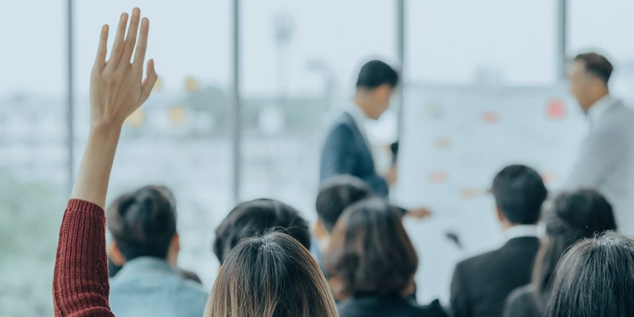 Foto eines Klassenzimmers von hinten | Flipped Learning & Learning out Loud