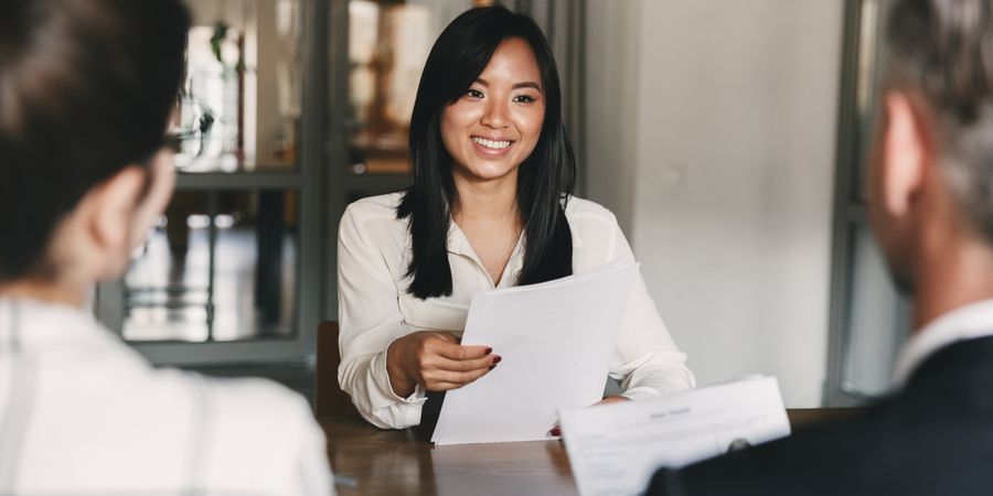 Foto einer Frau am Schreibtisch | OKRs