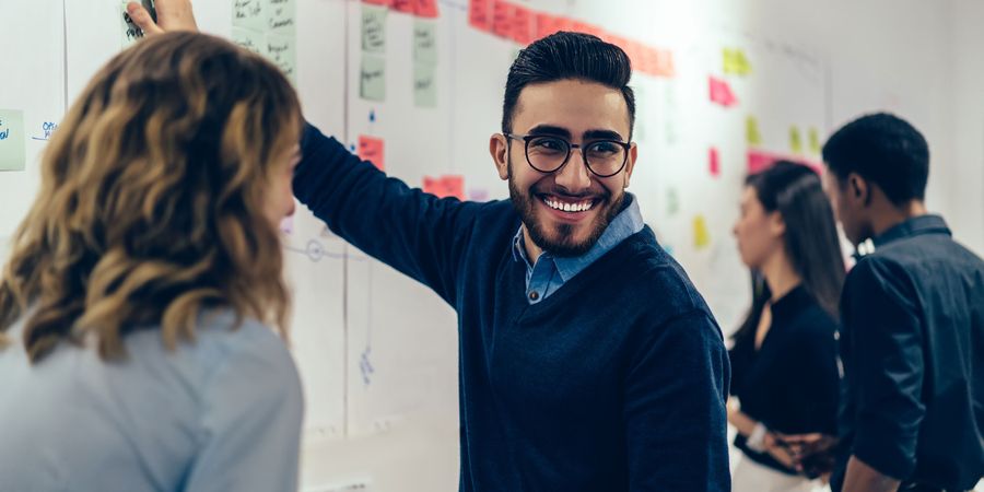 Foto eines Teams, das an einem Moodboard arbeitet | Unternehmerische Resilienz