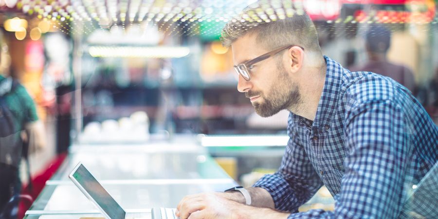 Foto eines Mannes am Laptop | PMBOK® Guide & Industrie 4.0