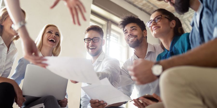 Foto eines Teams im Stuhlkreis | Projektkultur & Change Management