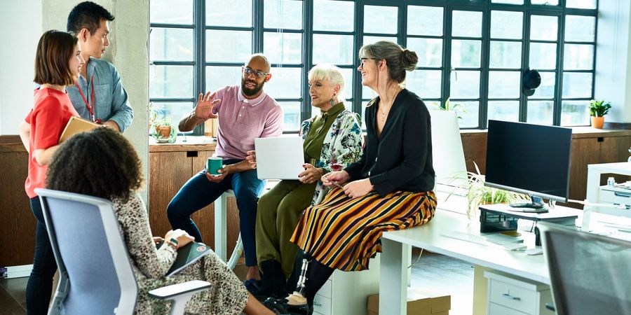 Foto eines Teams beim Brainstorming | Radical Collaboration