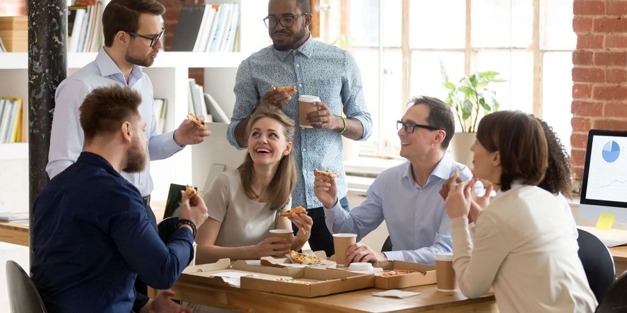 Foto eines Team-Meetings am Tisch | Struktur-Mindset-Modell