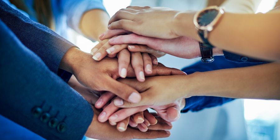 Foto von Händen aufeinander (Teamspirit) | Team