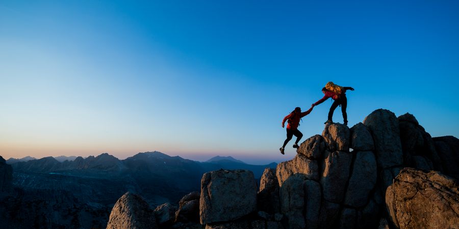 Foto zweier Bergsteiger auf einem Gipfel | Agile Methoden & Agilität