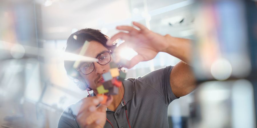 Foto eines Mannes mit einem Zauberwürfel | Agile Organisation