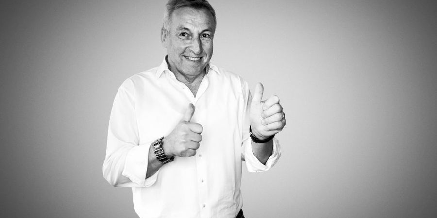 Foto von Peter Noack mit Daumen hoch