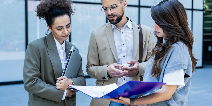 Foto von 3 Business-Personen beim Diskutieren