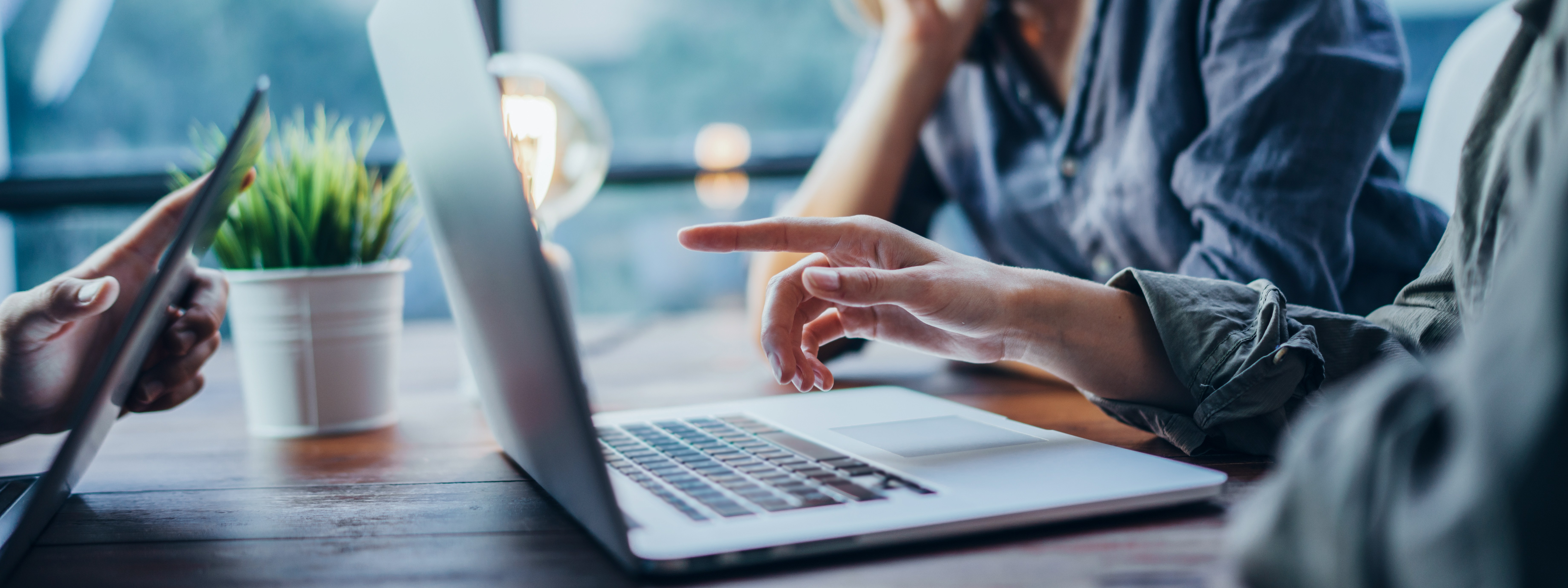 Foto einem Laptops und Hand, die darauf zeigt