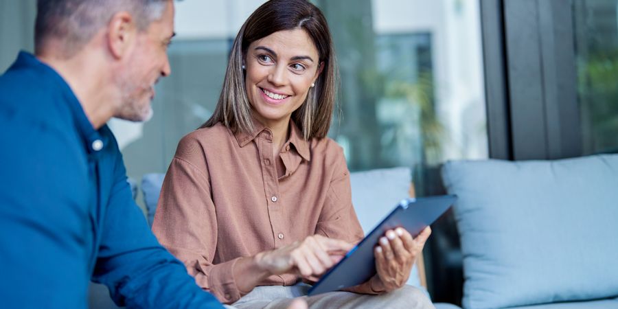 Bild von einer Frau und einem Mann beim Unterhalten
