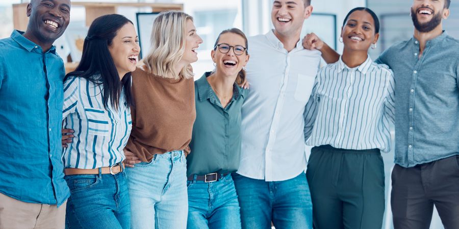 Foto von einem Team Arm in Arm | Personalberatung