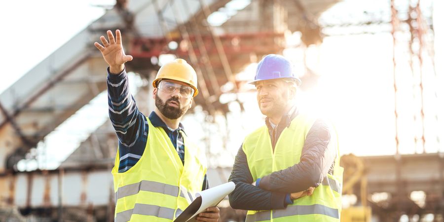 Foto von zwei Bauarbeitern | Projektmanagement 4.0