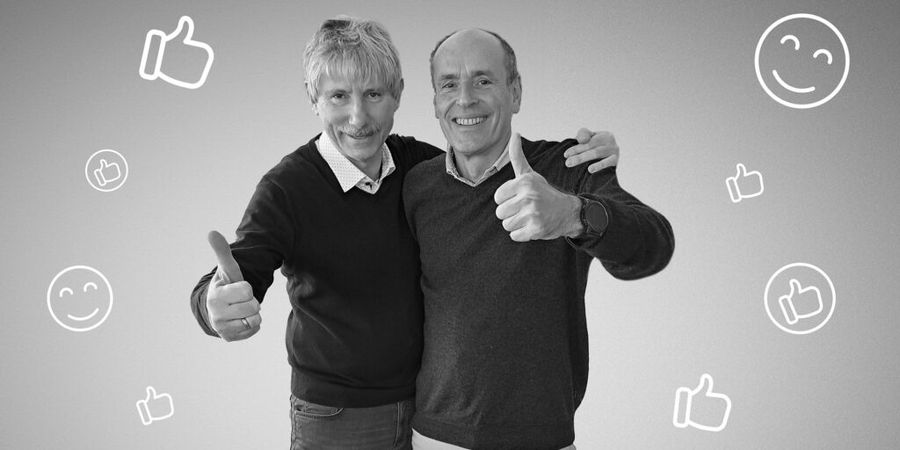 Foto von Roger und Martin, wie sie Daumen hoch zeigen